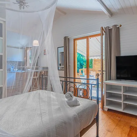 La Maisonnette En Bois Apartment Saumos