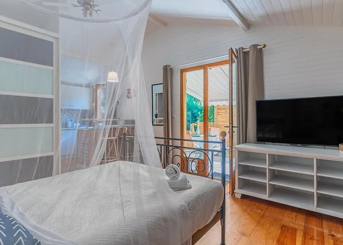 La Maisonnette En Bois Saumos